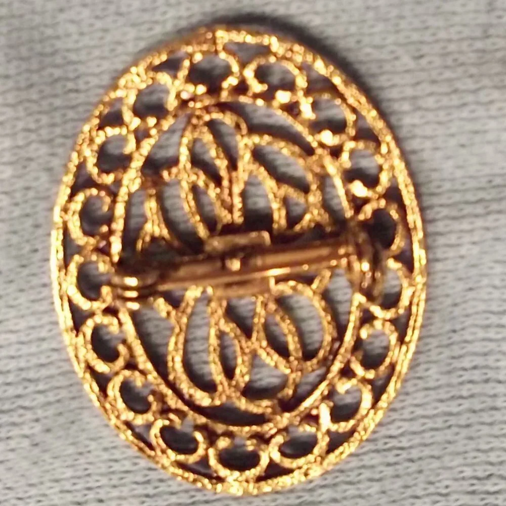 𝅺gold-toned Brooch